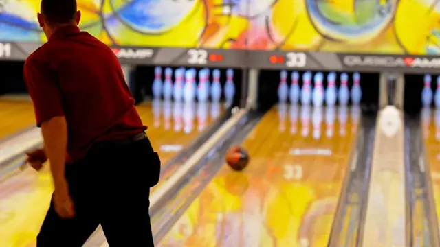 Genrebild: barnkalas med bowling