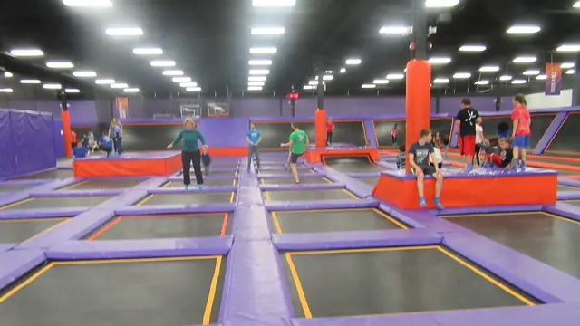 Genrebild: barnkalas i trampolinpark