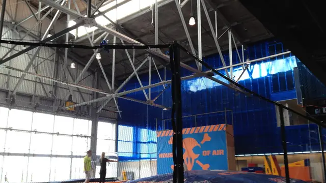 Genrebild: barnkalas i trampolinpark